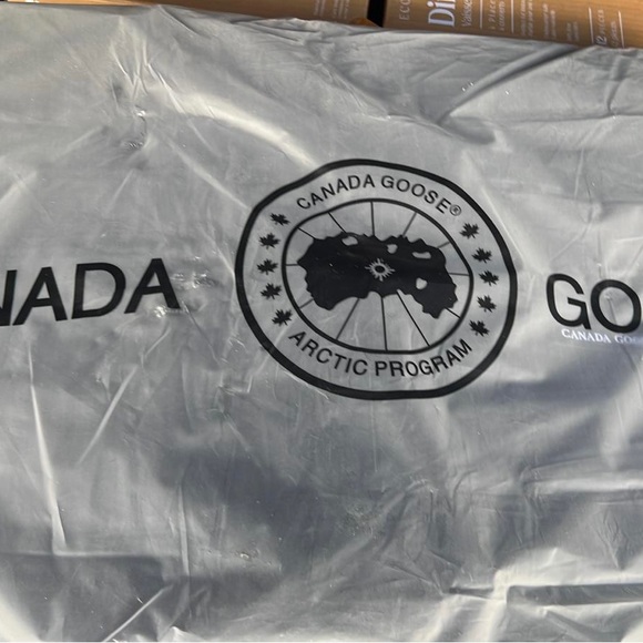 COPY - Canada GOOSE jacket brand new size XL can fit to a person who has size U… - Picture 1 of 4